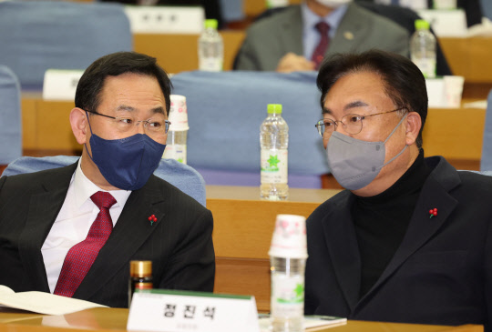 국민의힘 정진석(오른쪽) 비상대책위원장과 주호영 원내대표가이 7일 오후 서울 여의도 국회 의원회관에서 신원식 의원실 주최로 열린 '장병 전신전력교육의 현주소 및 발전방향 : 2022년 정신전력 발전 세미나'에서 대화하고 있다.<연합뉴스>